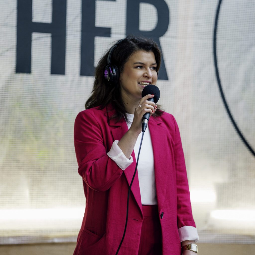 Alice Hinzmann als Moderatorin bei HERHOOD